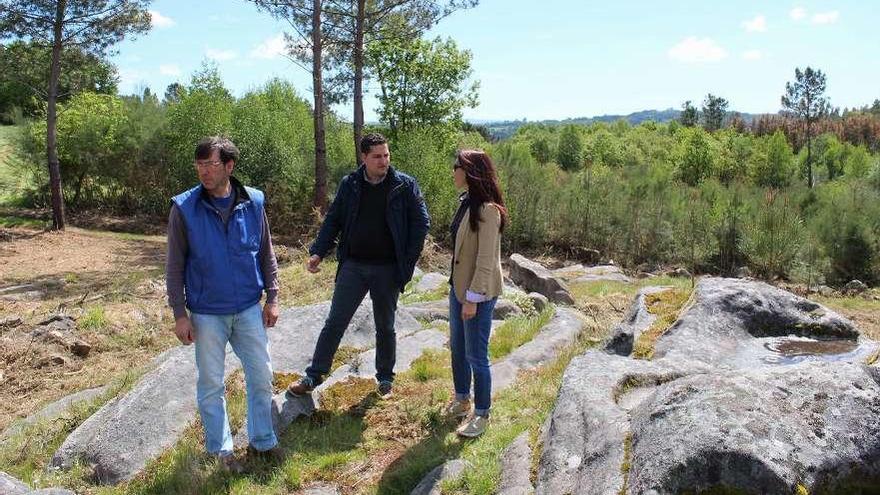 Brey y González Costa visitaron ayer, junto a un operario municipal, el enclave de Pena Longa.