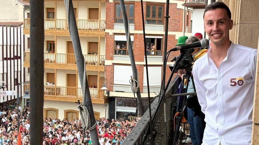 Alejandro Cachón, en el pregón de la Descarga de Cangas del Narcea.