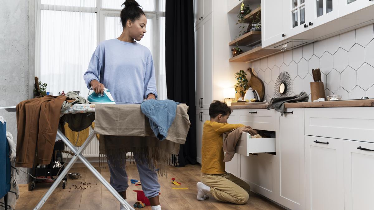 Las tareas del hogar son una labor no reconocida ni remunerada que, en la mayor parte de las ocasiones, recae sobre las mujeres.