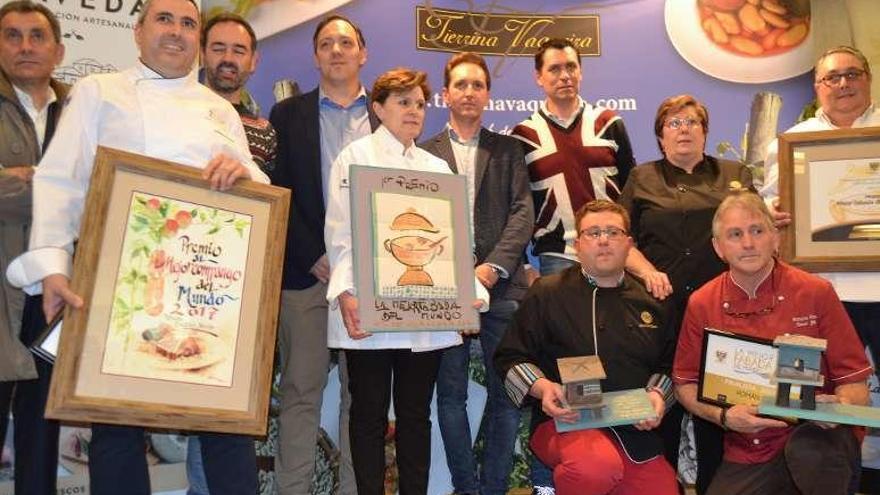 Foto de familia de los premiados y autoridades. A la izquierda, el cocinero de Casa Zapico, que se llevó el premio de la sexta mejor fabada y del mejor compango.