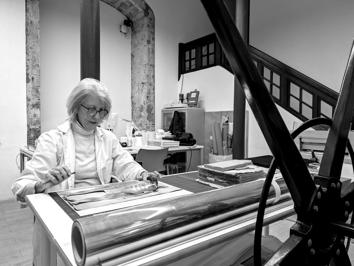 La restauradora Cruz Lorenzo en el taller de la Biblioteca Insular