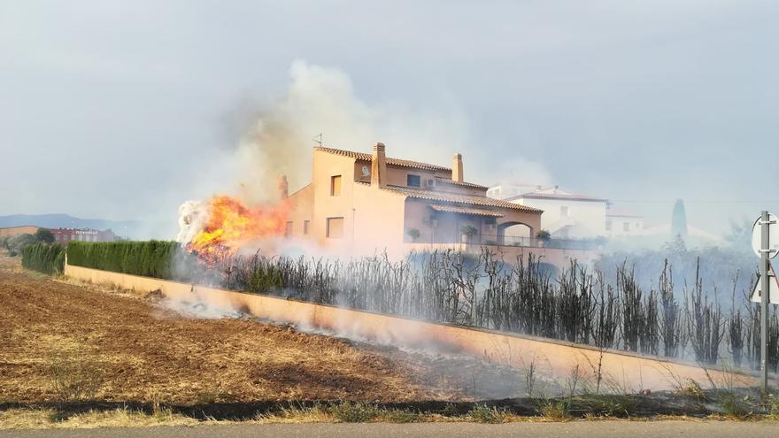 Ensurt entre Vilafant i Figueres per un foc que voreja cases i indústries