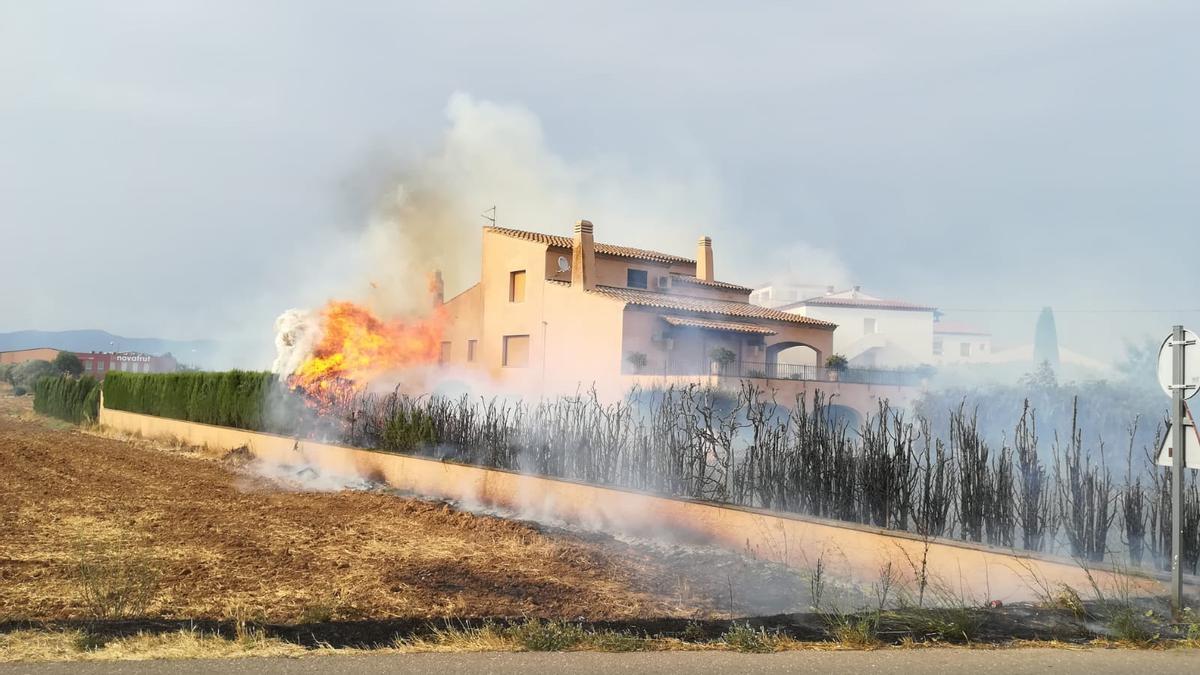 Les flames van començar a tocar la carretera de les Forques