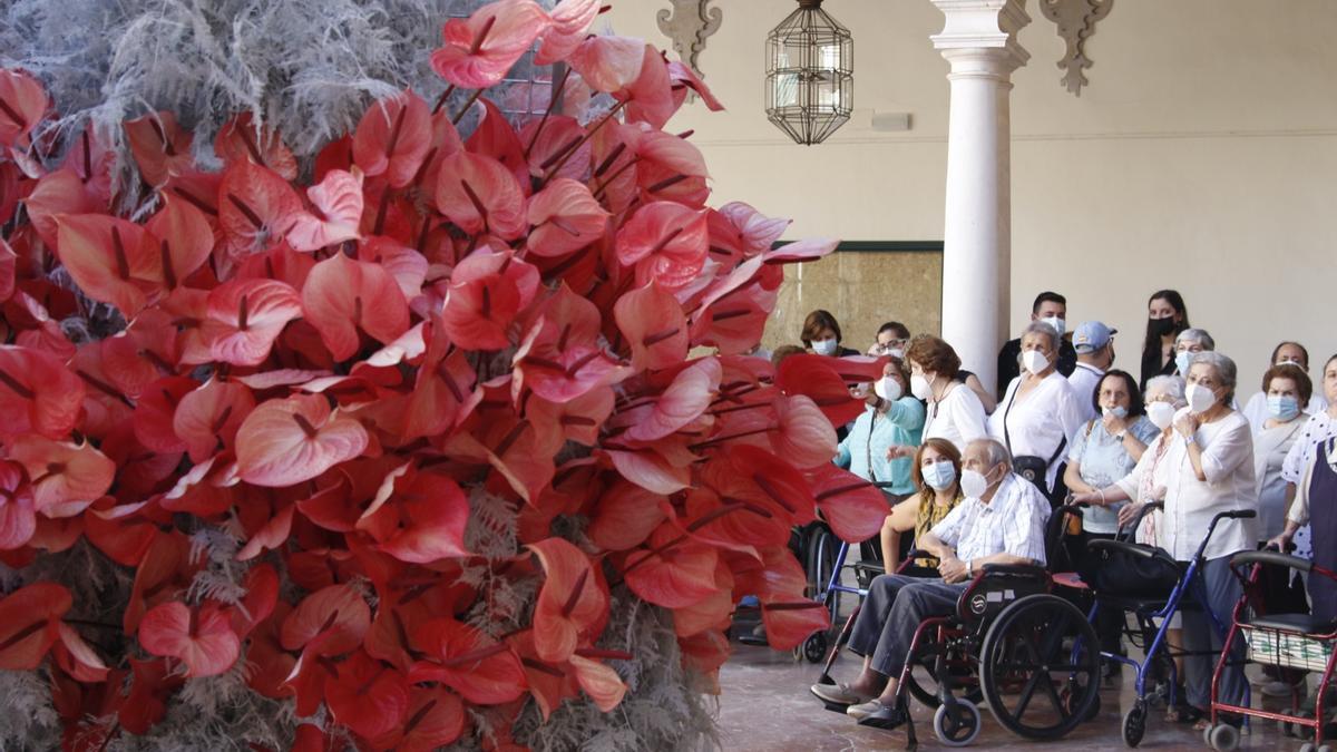 El grupo de mayores participantes de la actividad visita la obra ganadora de Flora 2021.