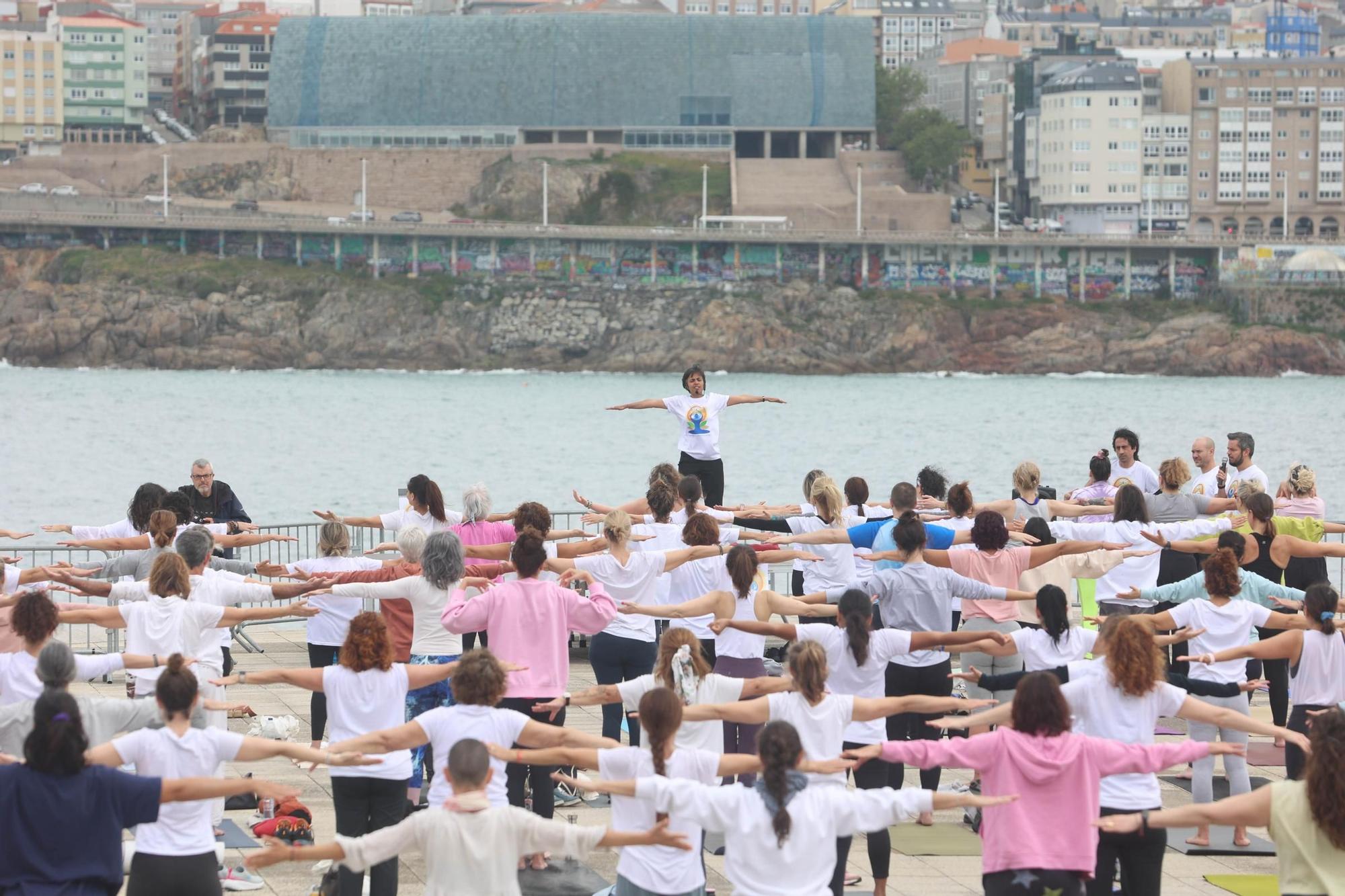 Clase de yoga y meditación en las Esclavas a cargo de la profesora de la embajada de la India