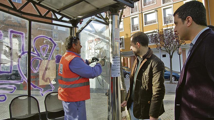 Siero inicia un plan de limpieza de las marquesinas de las zonas urbanas