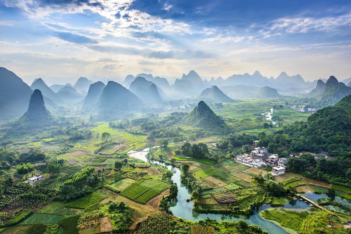 Yangshuo es un rincón donde la China rural tradicional cobra vida entre imponentes montañas kársticas y ríos serpenteantes. En sus alrededores y pueblos cercanos como Xingping, la cultura milenaria se mantiene viva mediante ancestrales técnicas de pesca, aldeas de piedra centenarias y festividades tradicionales