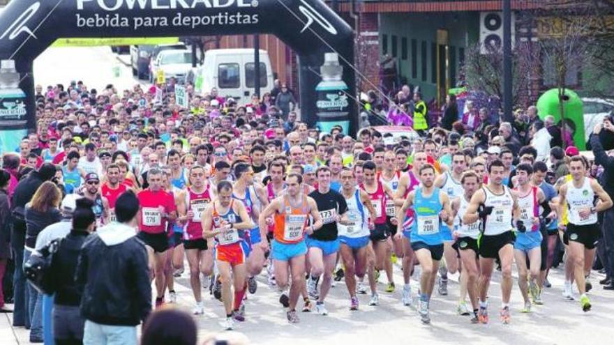 La salida en Posada de Llanera, sobre estas líneas, y un momento de la prueba en la imagen inferior. / miki lópez