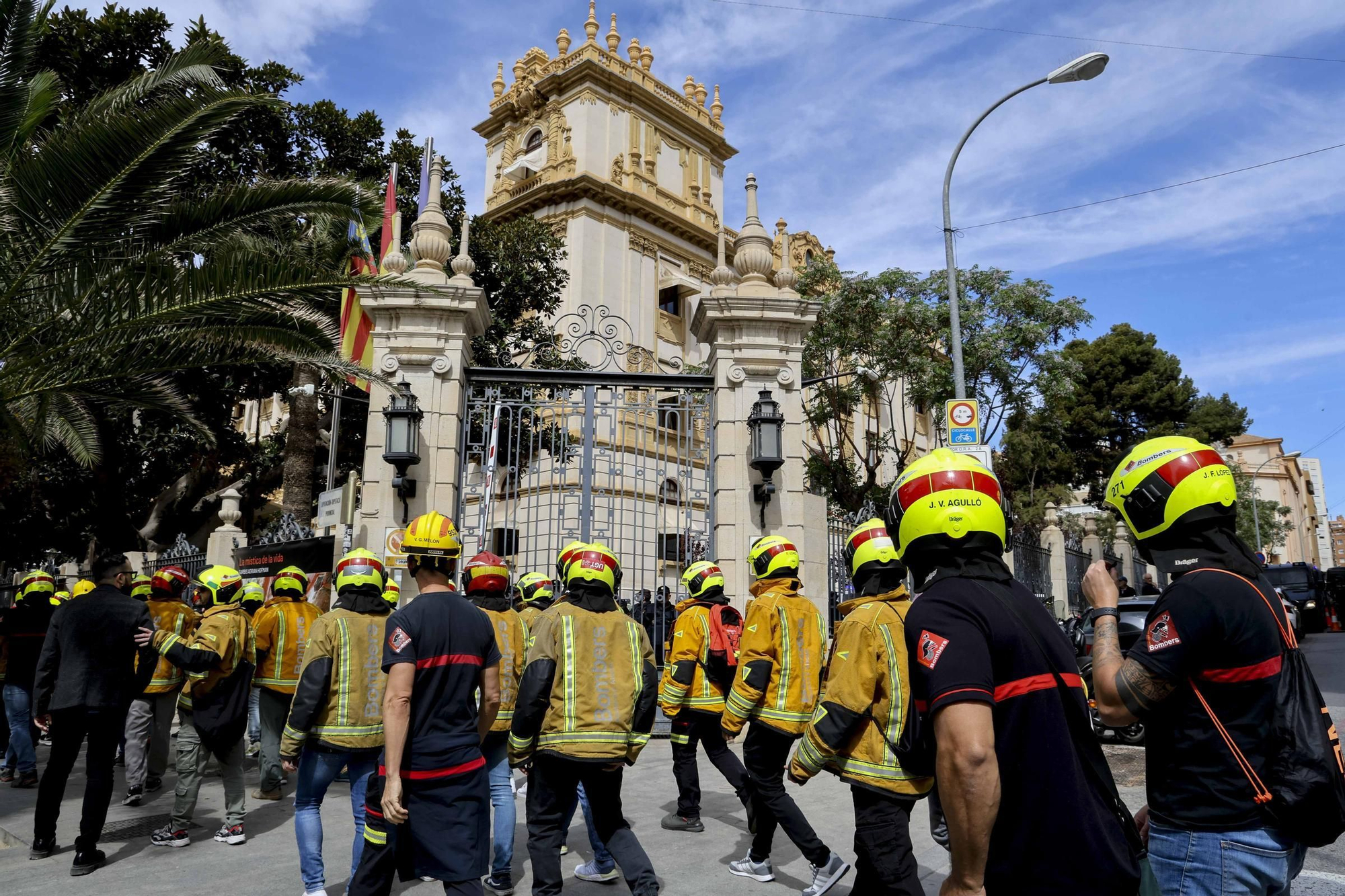 Protesta de los bomberos frente a la Diputación de Alicante