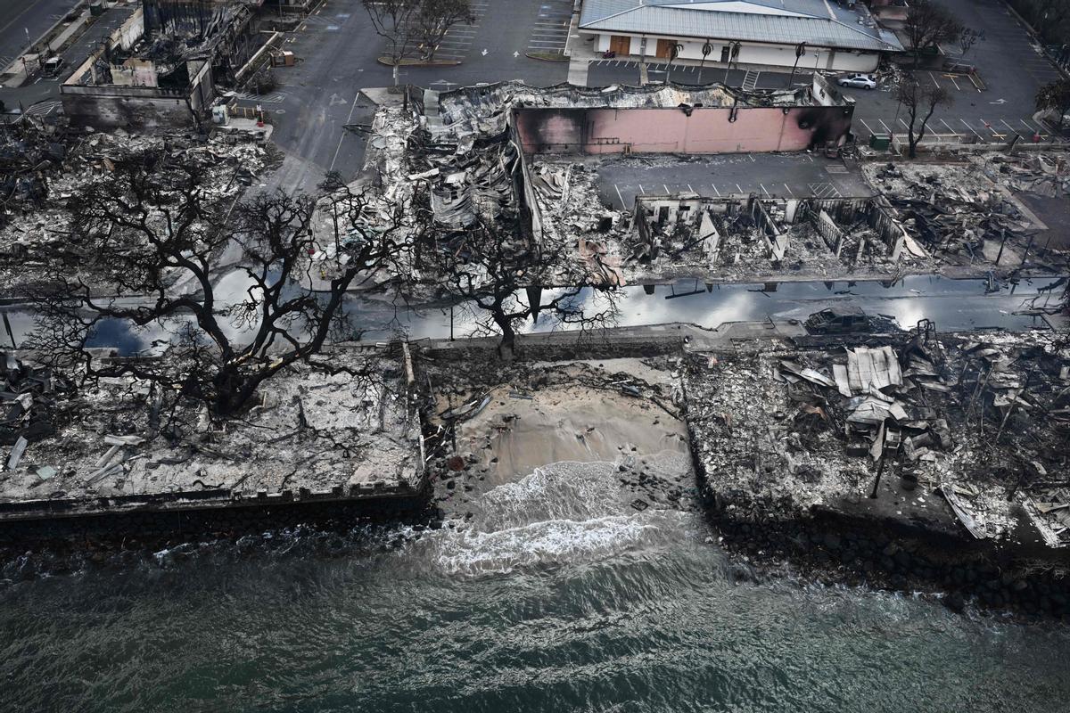 El fuego destruye la localidad de Lahaina, en Hawái