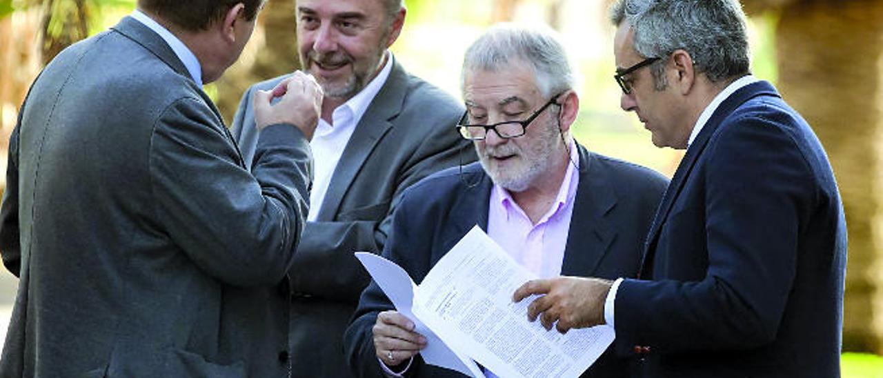 Miguel Zerolo, con los peritos tasadores Andrés Lorente Martínez, Gerardo Roger Fernández y Javier Risco Ceniceros.