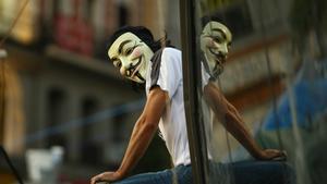 Un simpatizante de Anonymous en la Puerta del Sol.