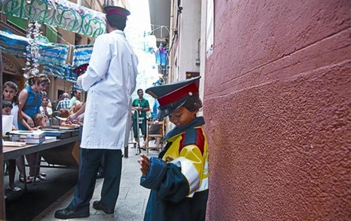 El diaUn nen amb l’uniforme d’un mosso, a Fraternitat.