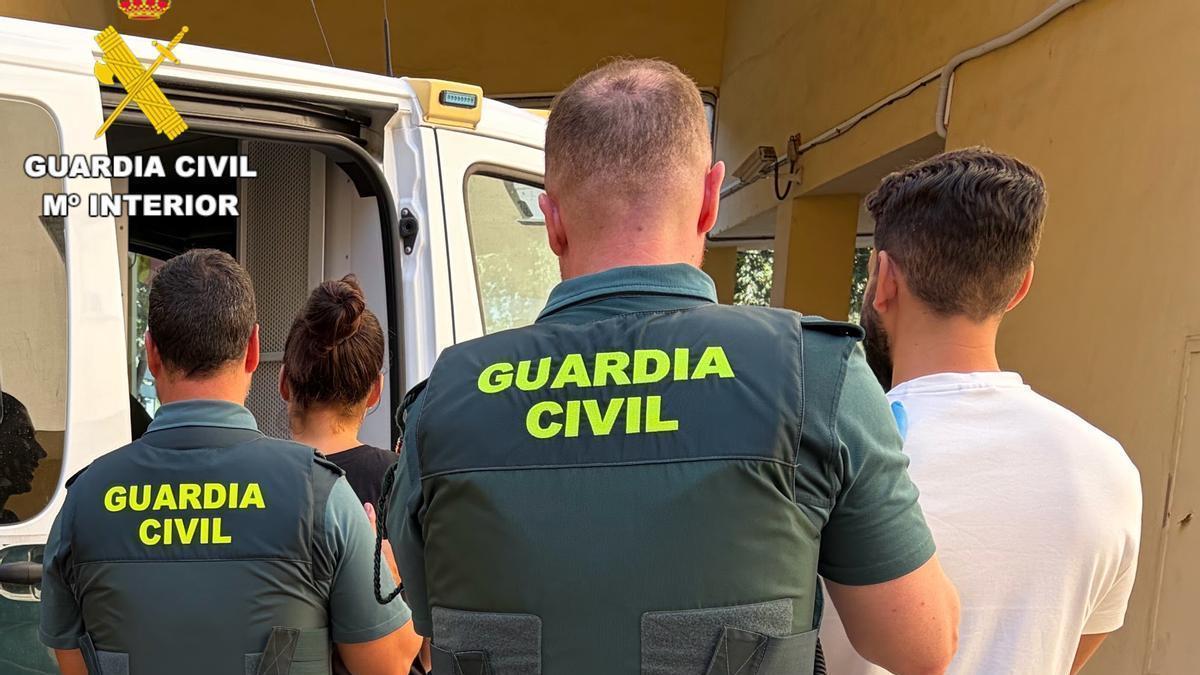 La pareja detenida por la Guardia Civil en el Cuartel de Oliva