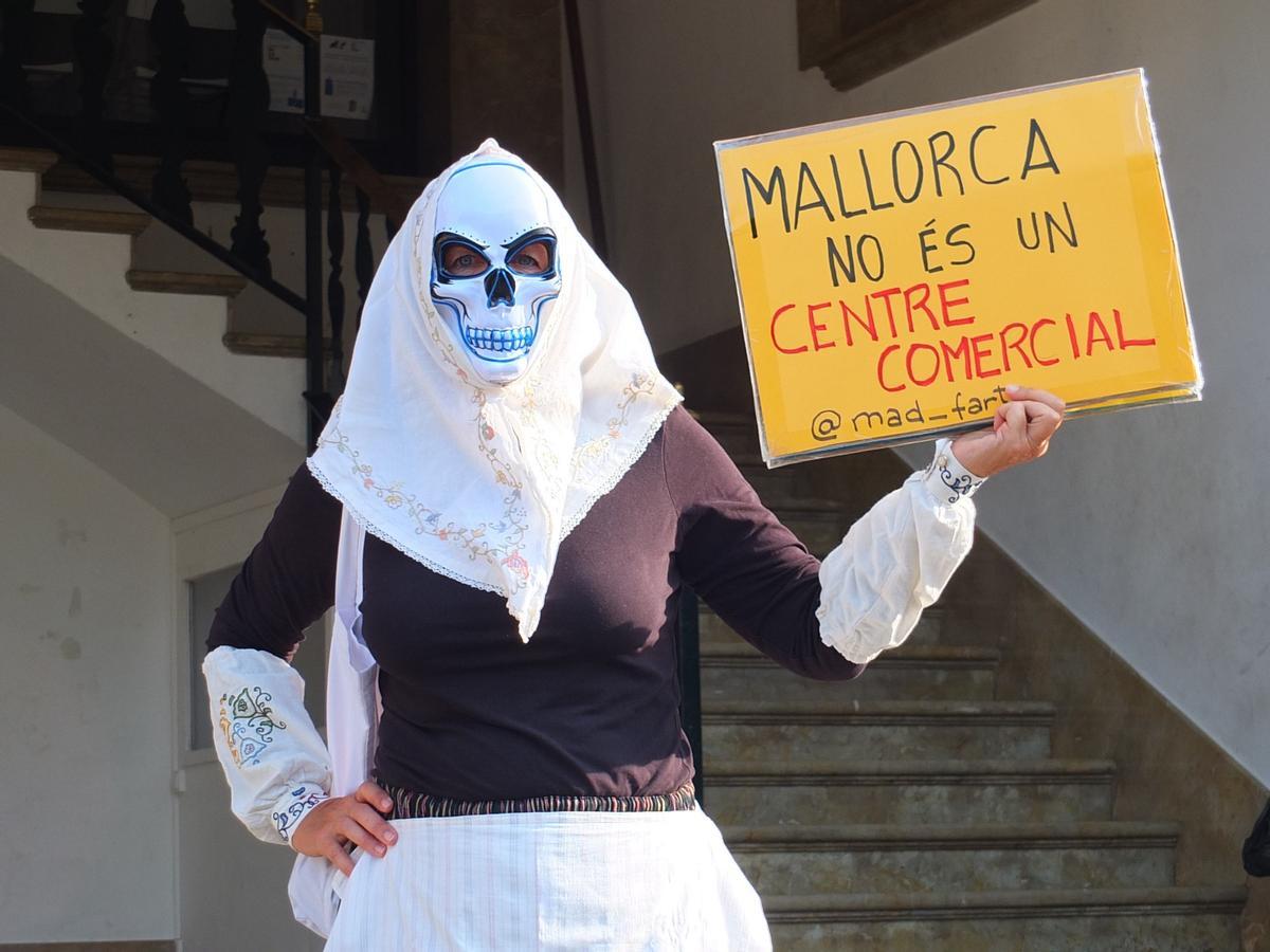 Madó Farta, l'activista darrere la pagesa-calavera: «Els turistes no són l’enemic; són una conseqüència d’un model»