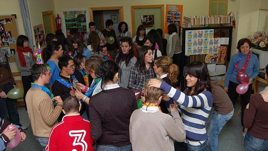 Niños con síndrome de Down, en una fiesta de convivencia con estudiantes de un colegio.