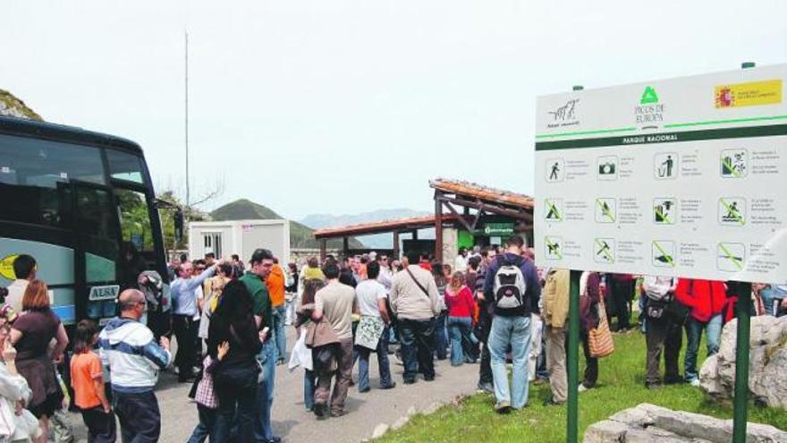 Los turistas guardan cola en Buferrera, en una imagen tomada en 2008.