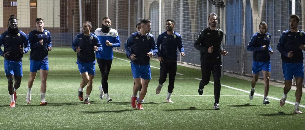 La plantilla del Hércules trabajó anoche en el campo de hierba artificial Fernando Pernías «El Tesorillo» y hoy al mediodía lo hará en otro diferente, también de césped sintético. | HCF