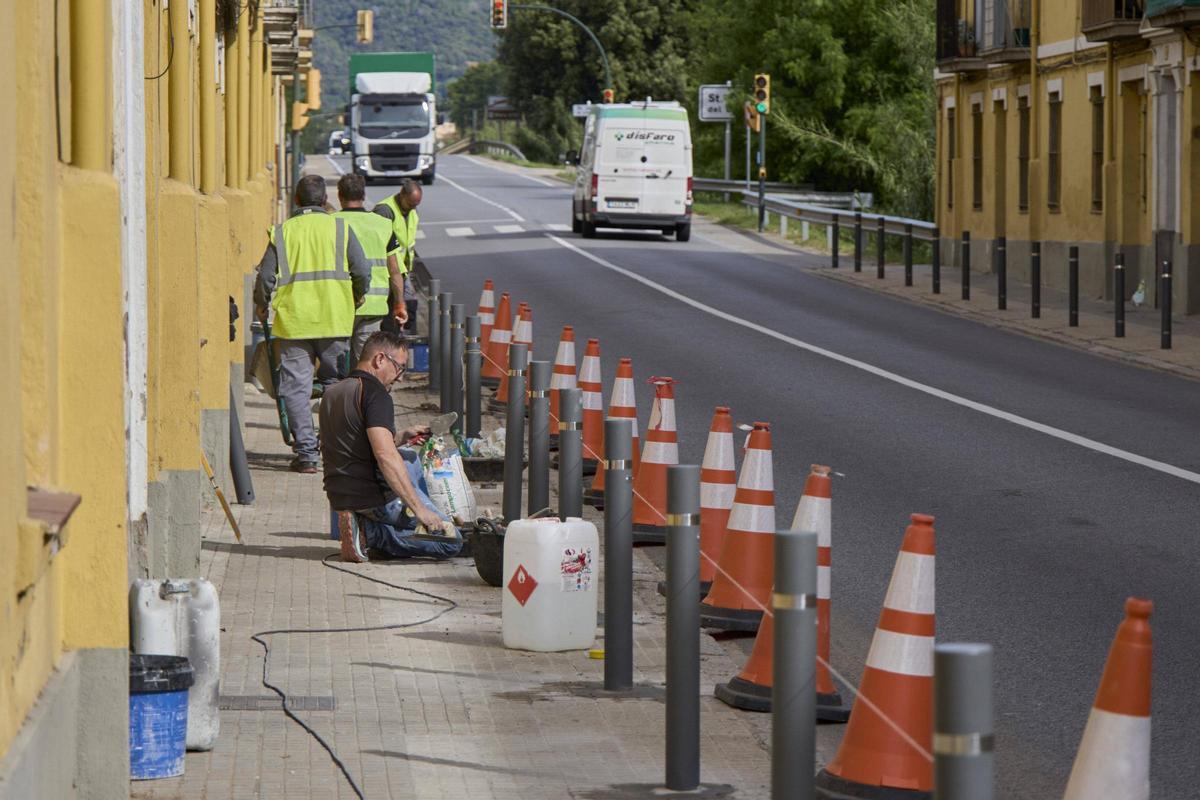 Les imatges de la reparació de les pilones que un vehicle s'ha endut a Anglès Les imatges de la reparació de les pilones que un vehicle s'ha endut a Anglès