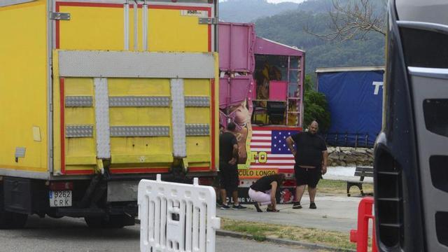 Trabajo, este lunes, de montaje de elementos de juego en la alameda moañesa. | GONZALO NÚÑEZ