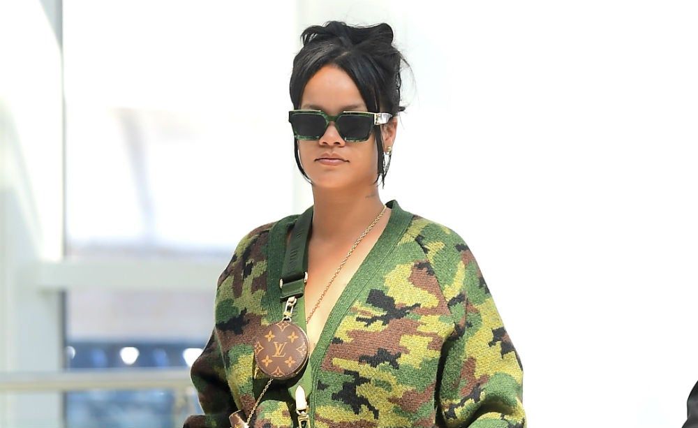 Rihanna con una rebeca de estampado de camuflaje que ha llevado como prenda única al llegar a Corea del Sur