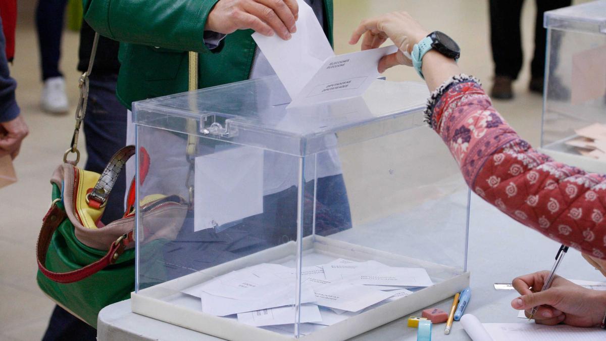 Un ciutadà diposita el seu vot en una urna electoral, en una imatge d&#039;arxiu.