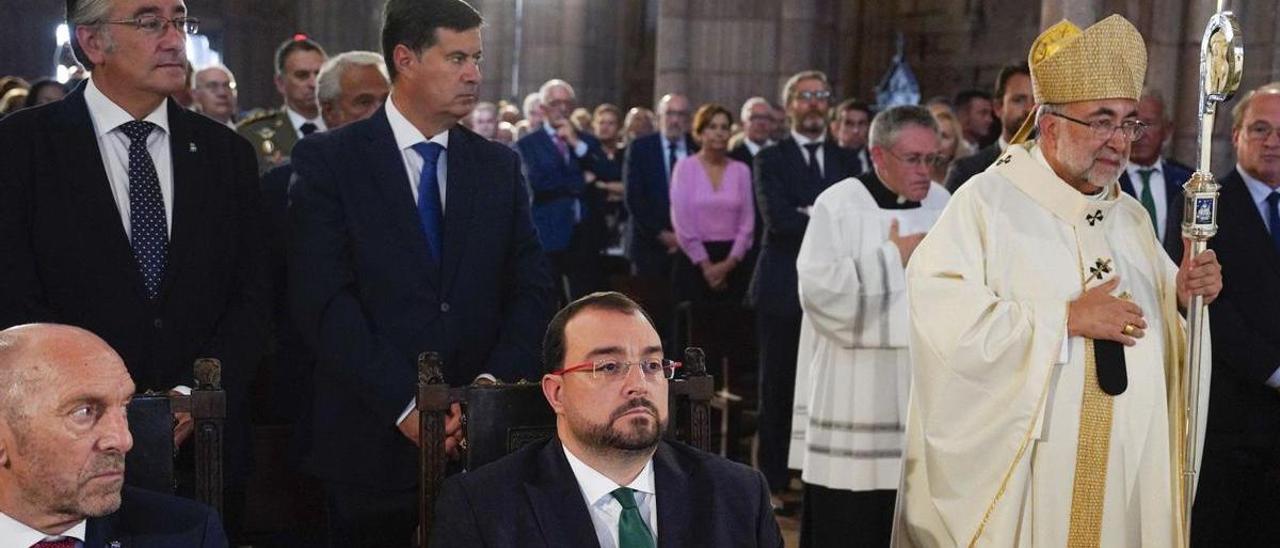 El presidente del Principado, Adrián Barbón, y el Arzobispo de Oviedo, Jesús Sanz, en la basílica de Covadonga, el pasado día 8.