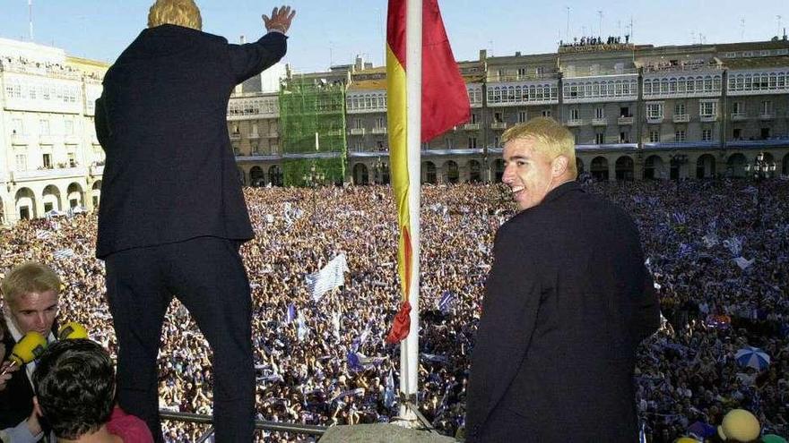 Roy Makaay, a la derecha, con la plaza de María Pita llena a sus pies, el día después de que el Deportivo ganase la Liga del 2000.