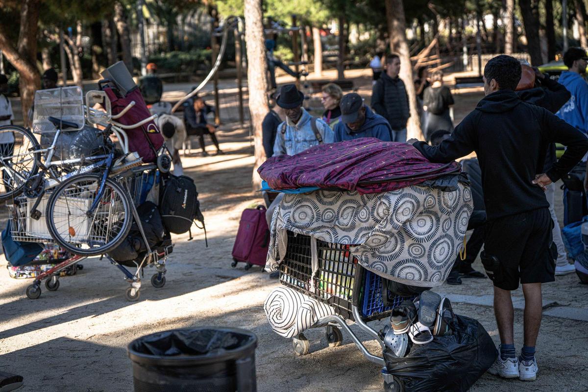 Barcelona desaloja a una treintena de personas sin hogar del parque Joan Miró