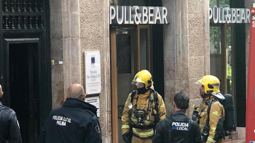 Alarma por el incendio en los contadores de una finca en el centro de Palma