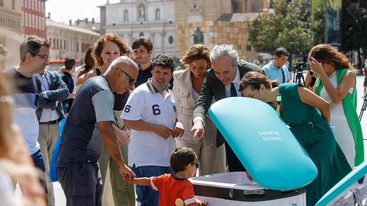 El alcalde de Zaragoza, Jorge Azcón, y la concejala Natalia Chueca, enseñan los nuevos robots.