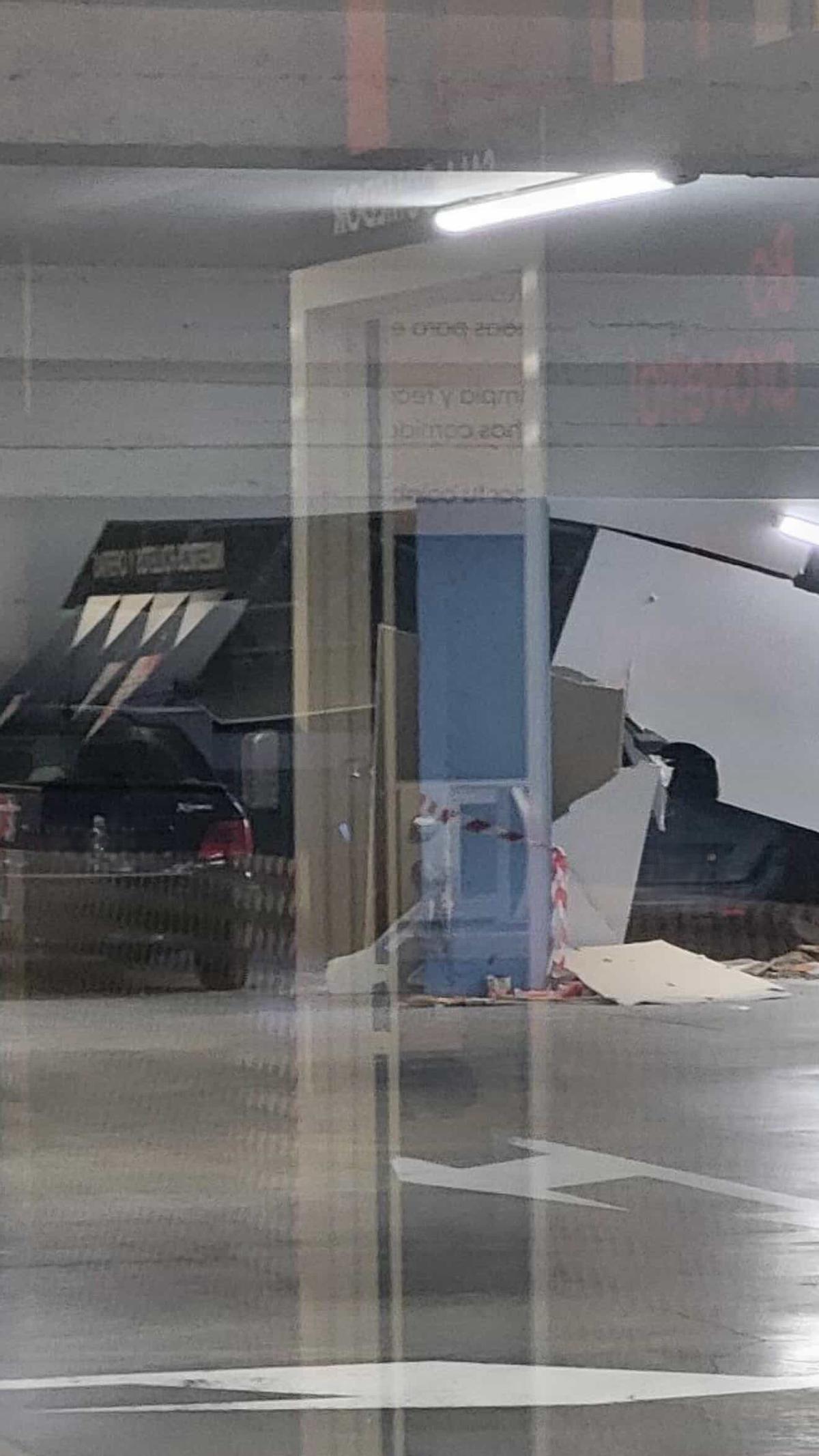Desprendimiento del techo del supermercado sobre varios coches.