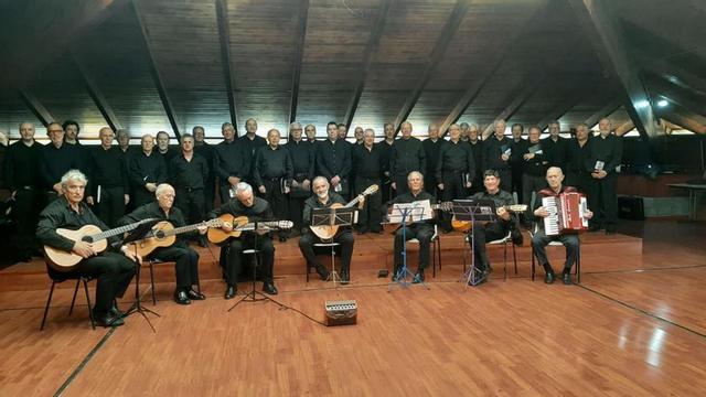 El coro de voces graves, cuerdas y acordeón «Los Lunes a las Ocho», ayer, en Salas.