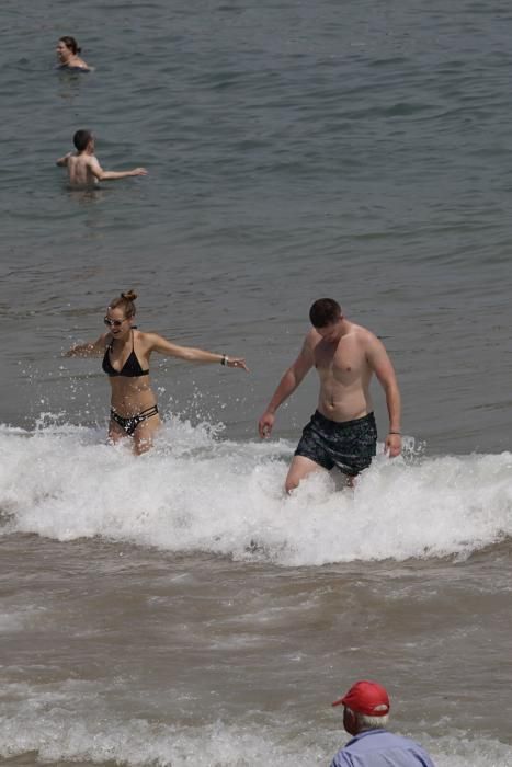 Playa de San Lorenzo con Sol y calor