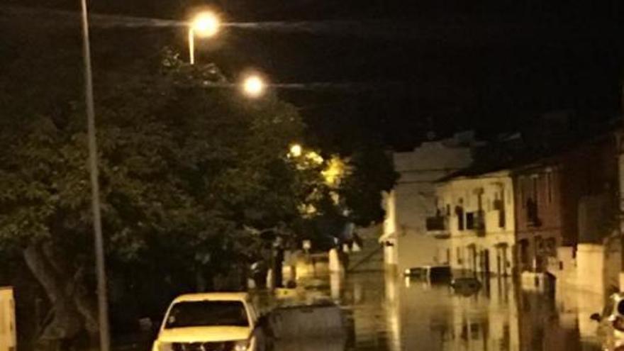 El Trapiche, inundado por una rotura de una tubería de La Viñuela