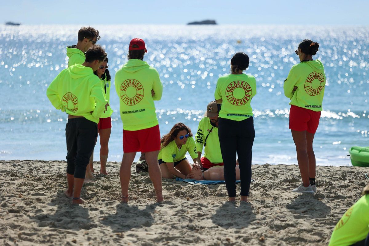 Un grupo de socorristas realizando pruebas prácticas en Platja d'en Bossa