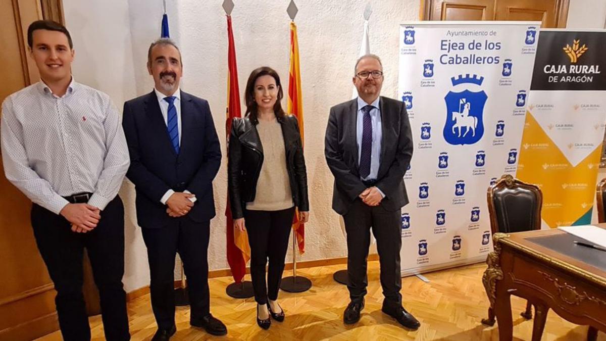 Firma del convenio entre el ayuntamiento y Caja Rural de Aragón. | SERVICIO ESPECIAL