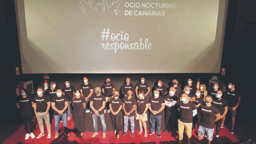 Foto de familia de los miembros de la Asociación Ocio Nocturno de Canarias, ayer en el Aguere Espacio Cultural.