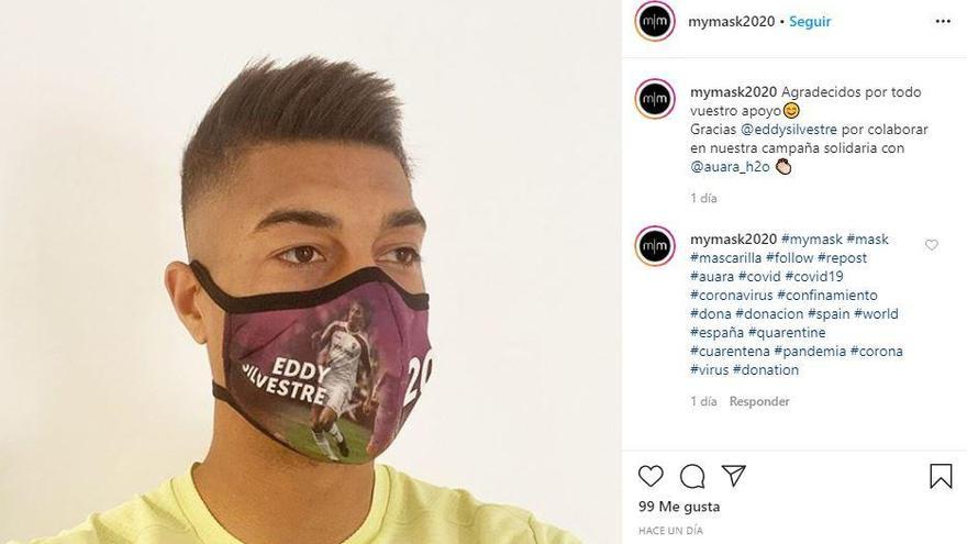 Los futbolistas se unen a las mascarillas personalizadas solidarias