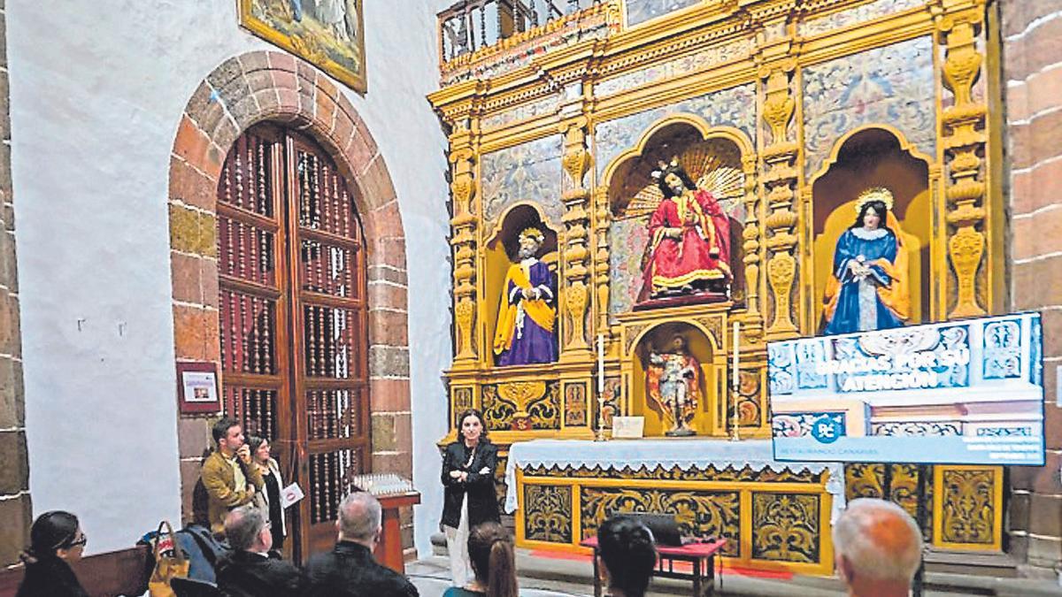 Momento de la presentación del retablo del Señor de la Cañita, en la iglesia matriz de La Concepción.