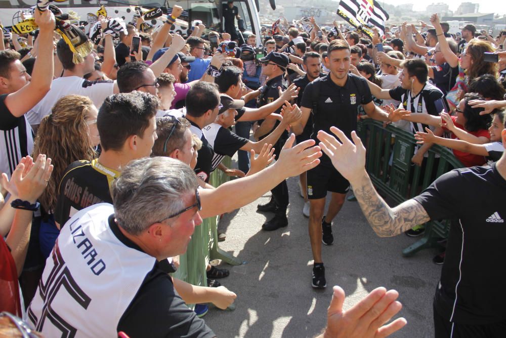 Multitudinaria llegada del FC Cartagena