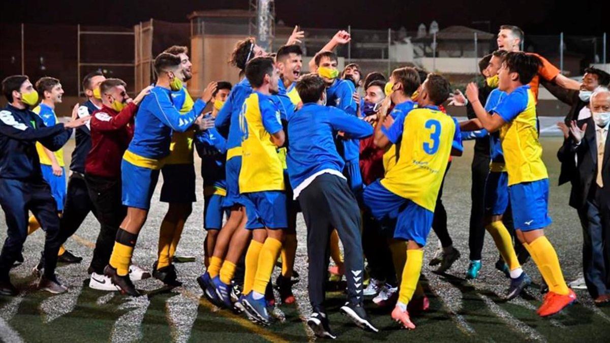 La plantilla de La Unión Deportiva Tomares, equipo de la División de Honor, celebrando su clasificación para la primera eliminatoria de la Copa del Rey