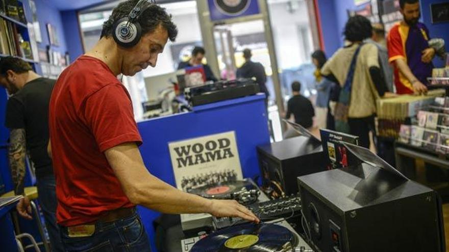 Actuación musical en directo en una tienda con motivo del Record Store Day.