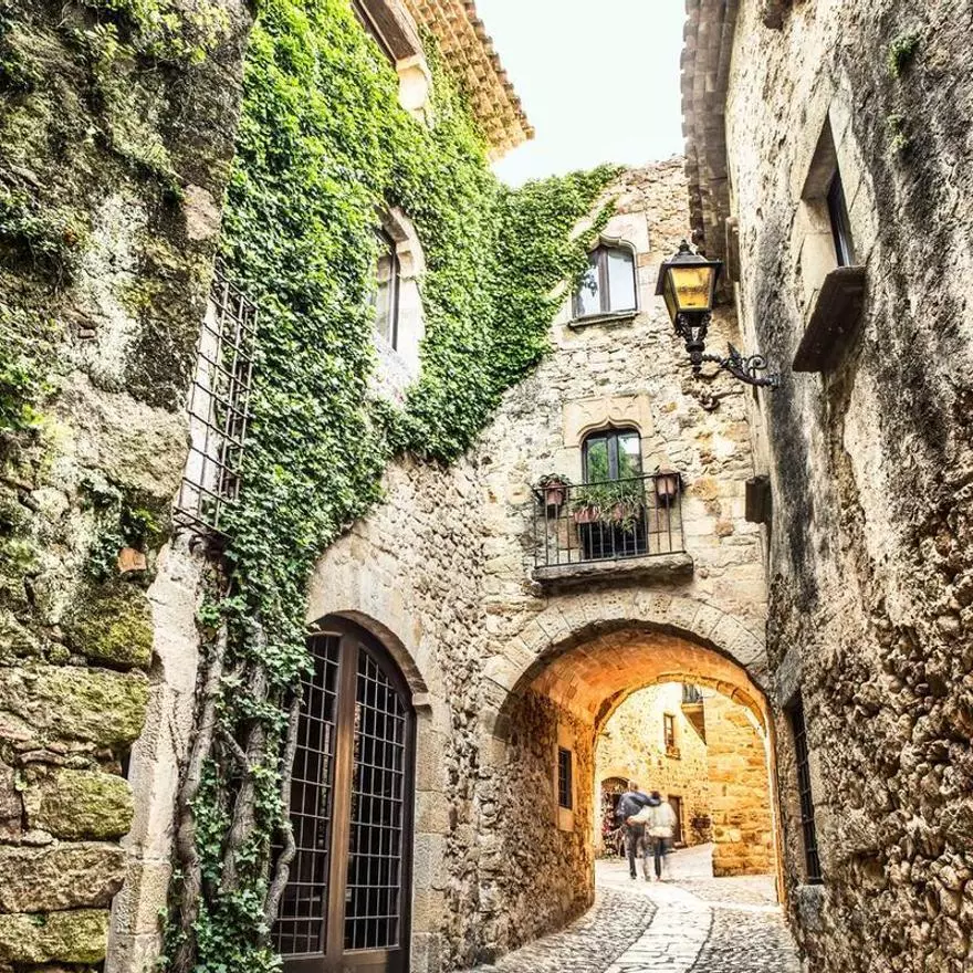 Pals, el pueblo medieval de Girona rodeado de un mar de arrozales