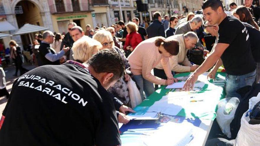 Recogida de firmas de Jusapol Málaga en la plaza de la Constitución. Álex Zea