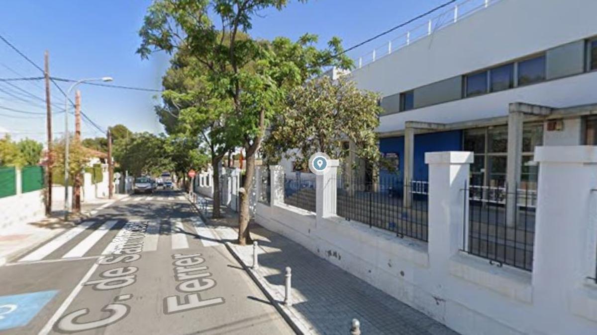 Una imagen de la calle donde se ubica el centro social y se ubicaría el futuro auditorio en la Canyada.