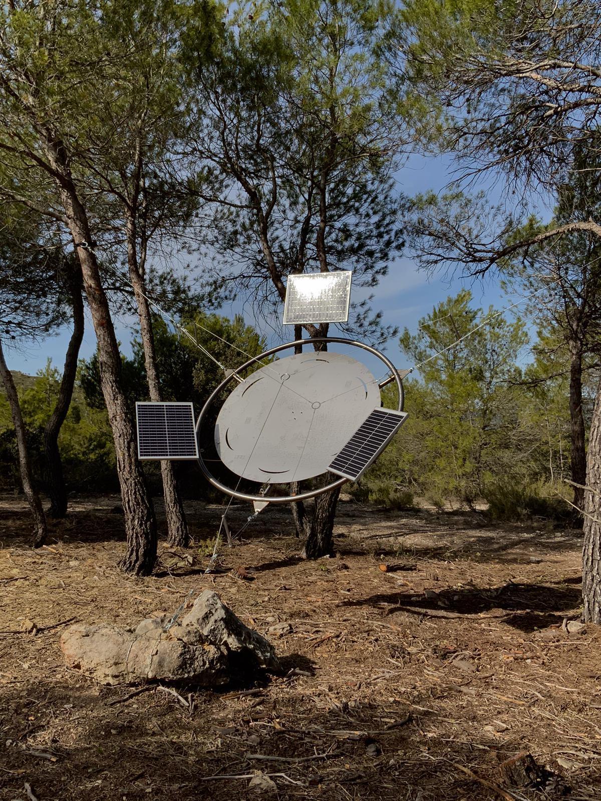 La Cuarta Piel ha instal·lat a Palanques un mecanisme sobre el funcionament del rellotge del poble.