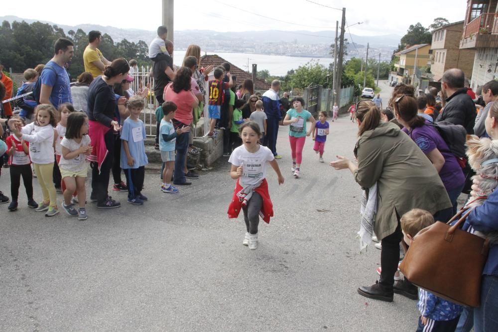 El colegio desarrolla un proyecto contra el sobrepeso y todos los días los alumnos paran las clases para realizar la "Milla da Coruxa"