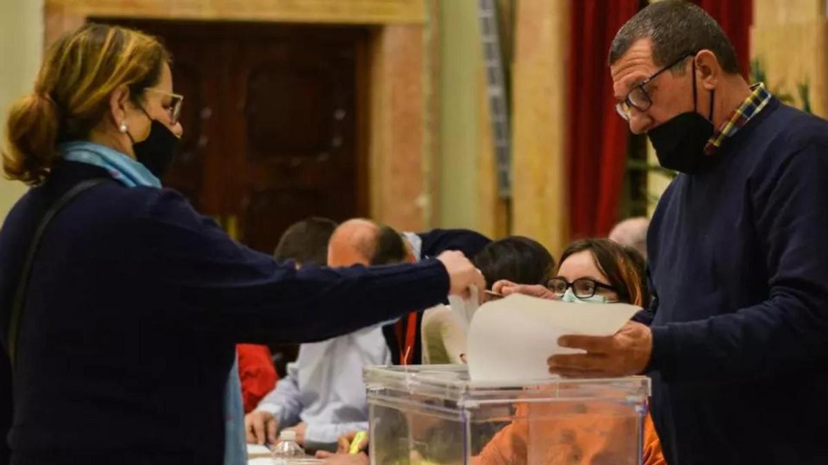 Una mujer vota en la anterior mesa electoral de los sindicatos, ubicada en el Consistorio, en la Glorieta de España.