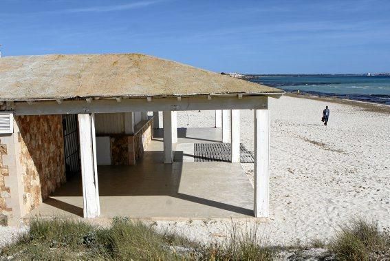 Die Betreiber der Chiringuitos sorgten für Ordnung, Struktur und Sauberkeit. Kurz vor ihrem Abriss verwahrlost der Traumstrand immer mehr.